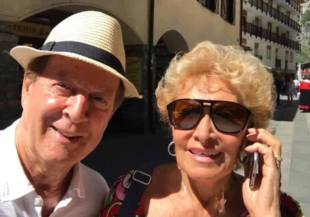 Memo Remigi e la moglie