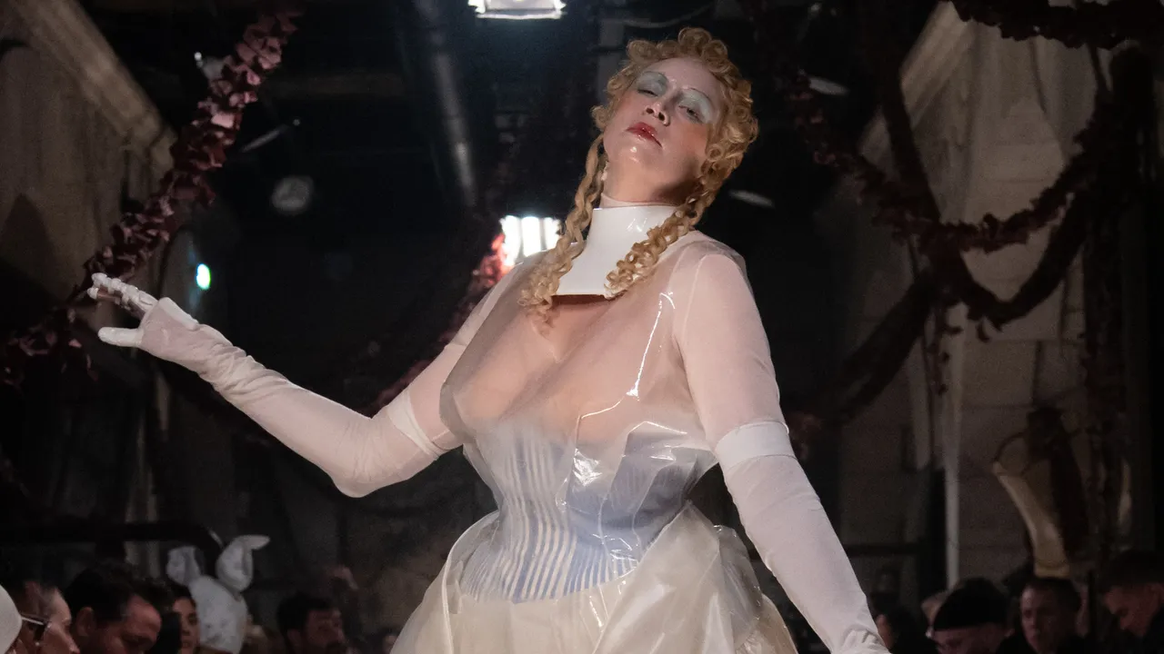 Maison Margiela ha (finalmente) sdoganato i peli del corpo sulle passerelle dell’haute couture