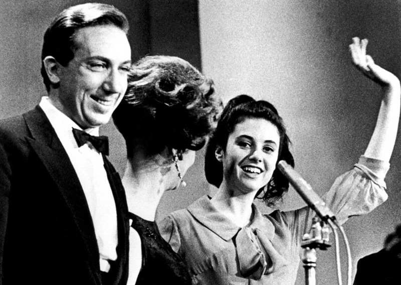 Sanremo 1964, Gigliola Cinquetti e Mike Bongiorno, foto da Ponza Racconta
