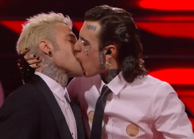 Sanremo 23: il bacio tra Rosa Chemical e Fedez Rosa Chemical Fedez