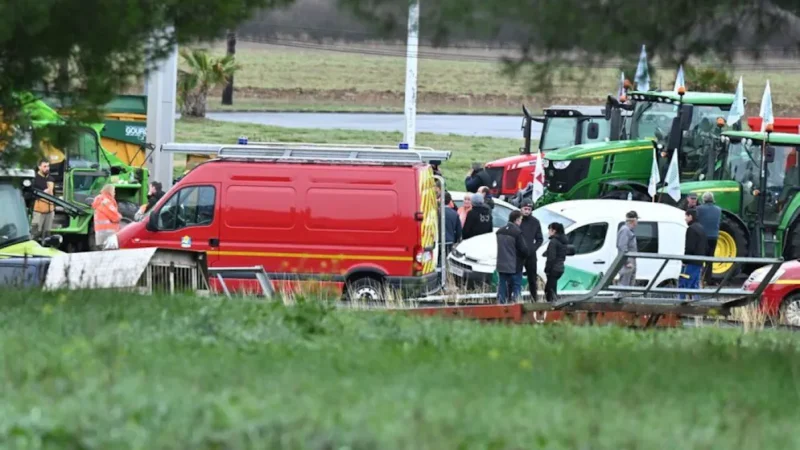 Francia, auto travolge agricoltori in protesta: morta una donna Tragedia in Francia, auto travolge una famiglia: morta una donna, marito e figlia riportano ferite gravi