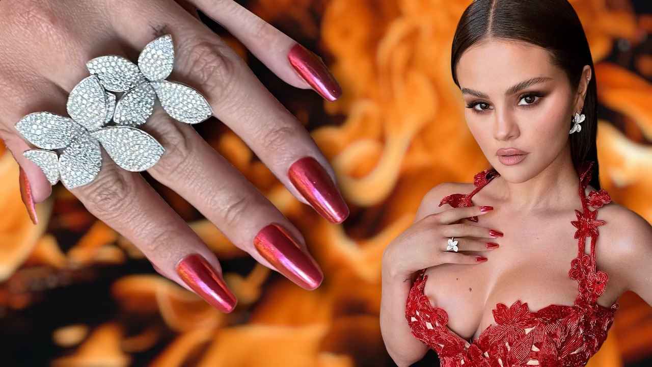 Lo smalto rosso torna in trend per questo 2024 grazie a Selena Gomez e Hailey Bieber
