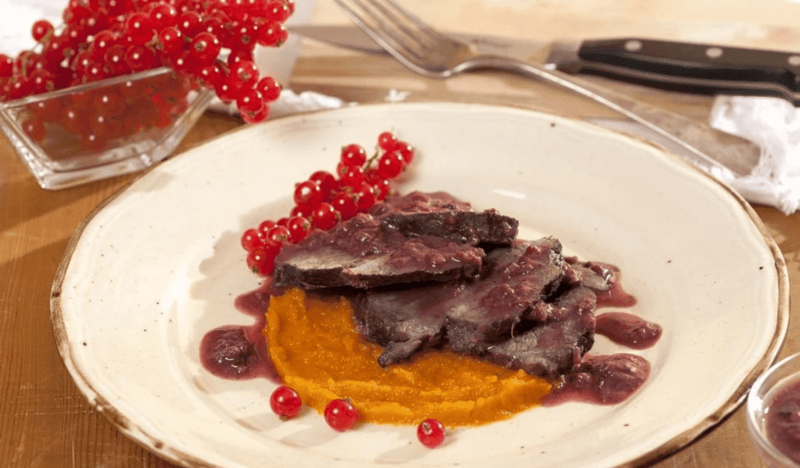Guancia di manzo brasata ai frutti rossi per una perfetta cena del sabato sera. Photo credits: agrodolce.it