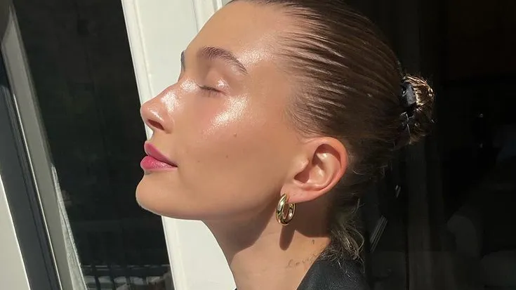 No alla clean girl, sì alla glass skin: il trend è esaltare la bellezza naturale della nostra pelle