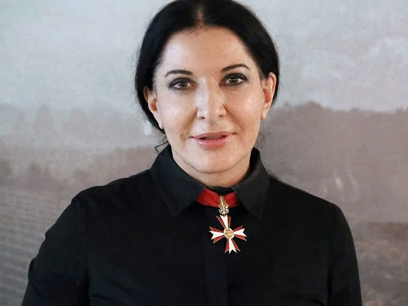 Perché Marina Abramović ha lanciato una linea di cosmetici antiage? Cosa sappiamo sull’“Abramović Longevity Method” marina abramović © highxtar