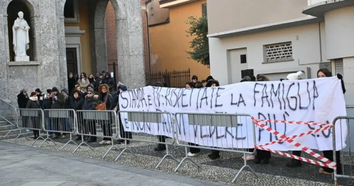 Più di mille partecipanti al funerale di Giovanna Pedretti, il parroco ai giornalisti: “Siamo qui per lei, non per le notizie” Funerali Giovanna Pedretti © il fatto quotidiano
