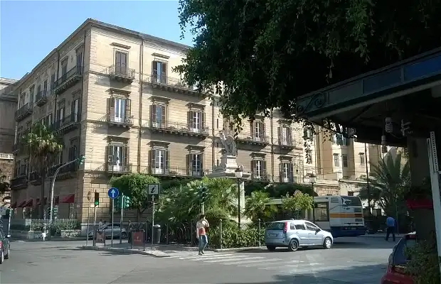 Palermo pitbull legato a un palo e bruciato