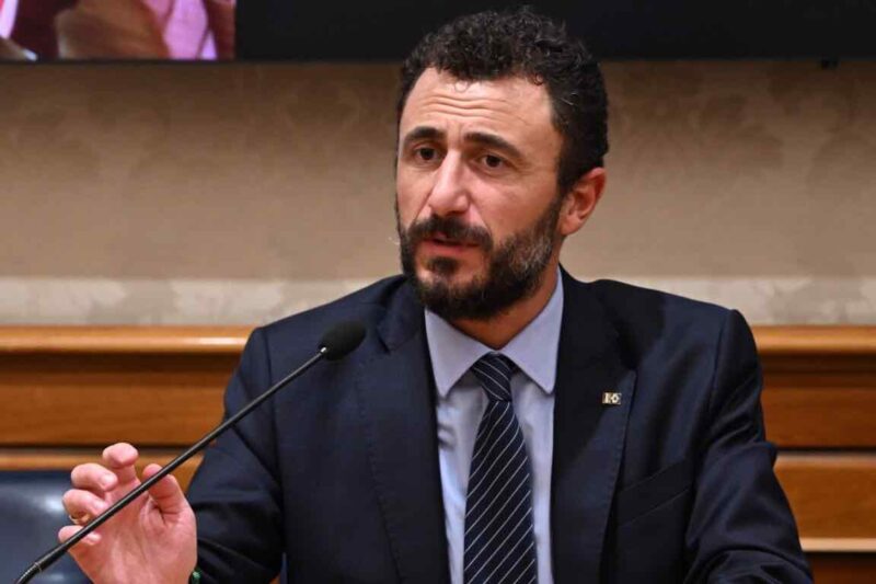 Pozzolo, un colpo di pistola del deputato di Fratelli d’Italia ferisce un uomo: “Non sono stato io a sparare” Emanuele Pozzolo, sotto accusa il deputato di Fratelli D'Italia - Ph © Ansa
