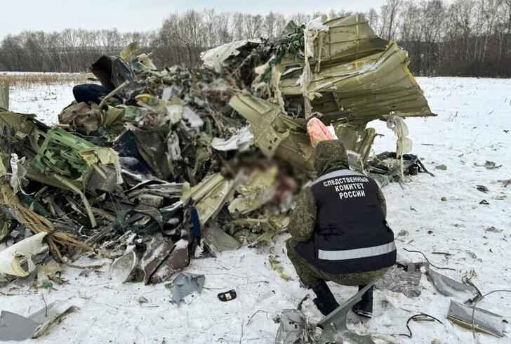 Ucraina, servizi Kiev su aereo russo abbattuto a Belgorod: “Sia missili che persone a bordo”