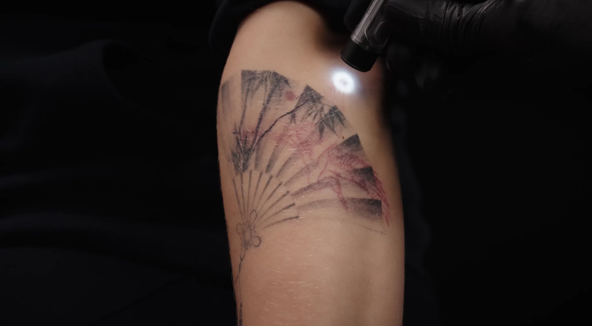 Arriva il futuro dei tatuaggi: il “Magic Ink”, il tattoo che si attiva con la luce