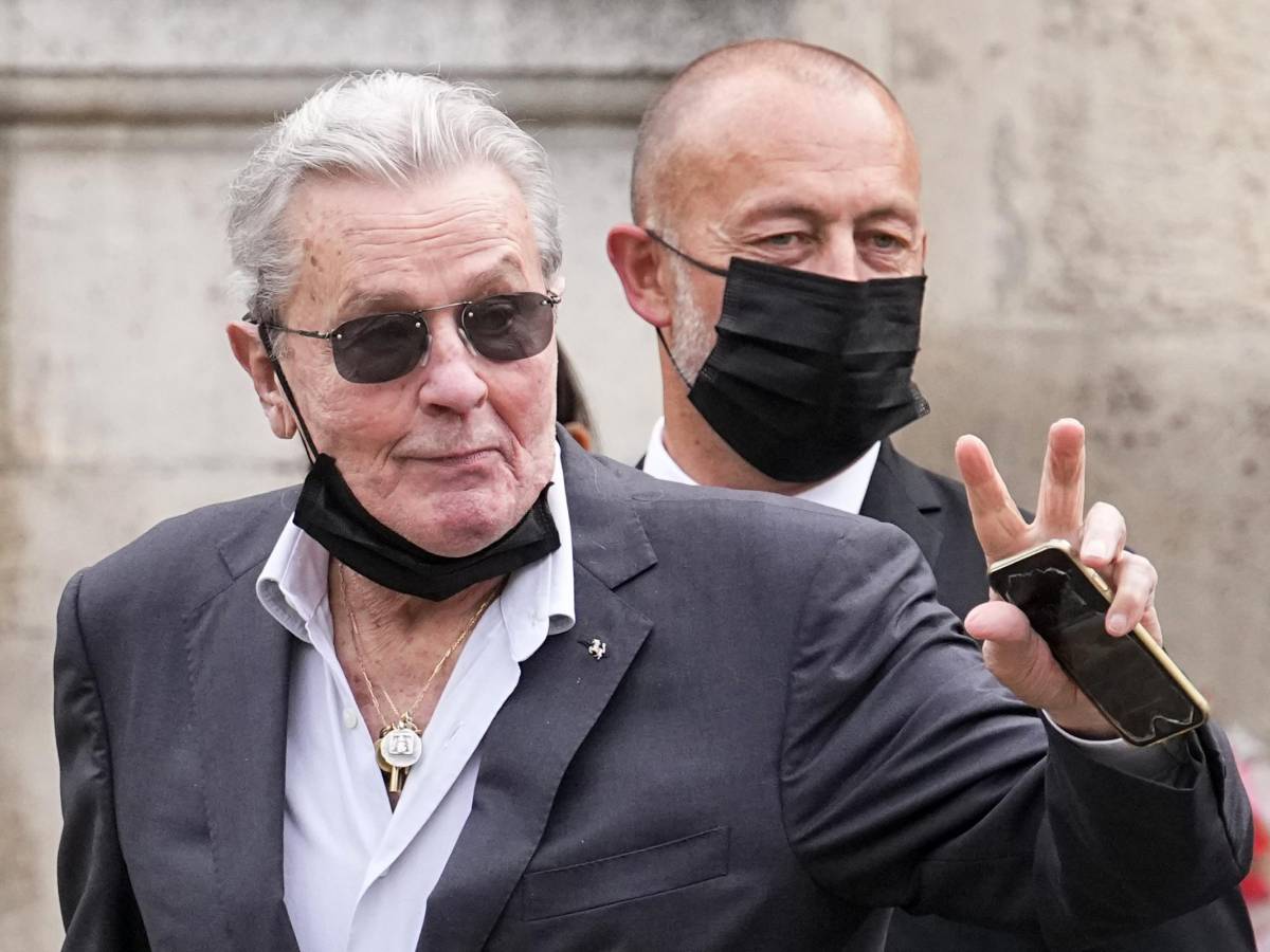 Alain Delon, trovato un arsenale a senza licenza presso l’abitazione dell’attore: ” Constatata anche l’esistenza di un poligono di tiro”