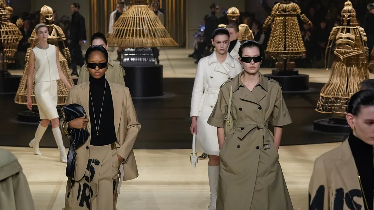 Dior alla Parigi Fashion Week: la sfilata Fall/Winter 2024 è un manifesto alla rivoluzione delle donne