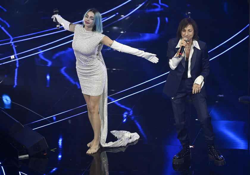 Look serata cover Sanremo 2024, le nostre pagelle: piume e strass dominano