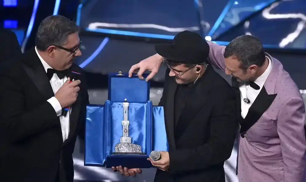 Sanremo 2024, Geolier vince serata cover davanti ad Angelina Mango: fischi all’Ariston