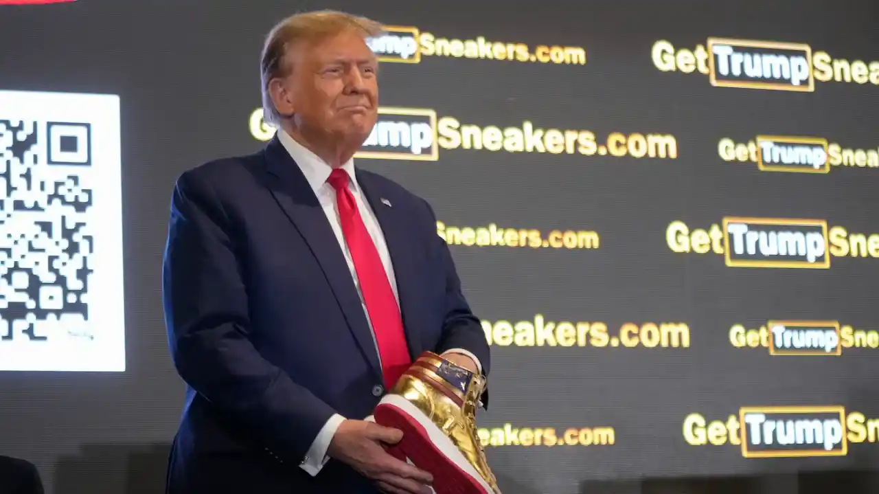 Trump punta alle sneakers, dopo maxi multa lancia linea di scarpe da ginnastica