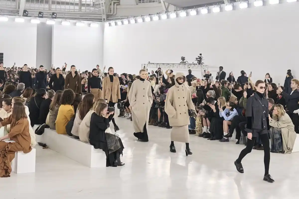 Secondo giorno alla Milano Fashion Week: exploit per Moschino, certezza Armani e Max Mara super