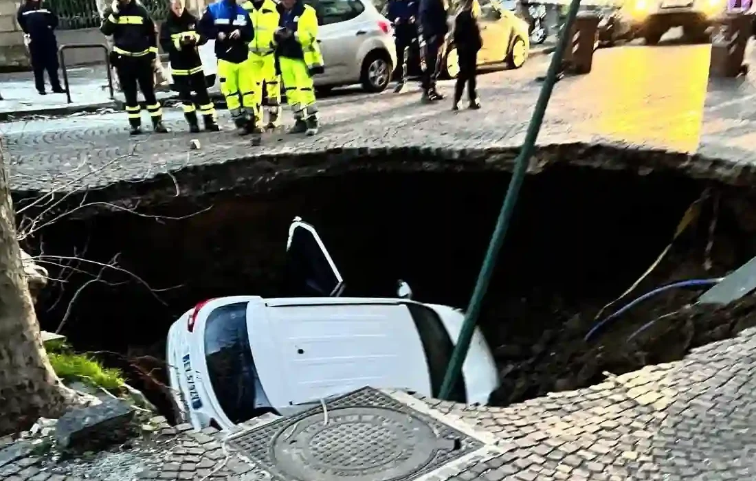 Napoli, voragine nella strada inghiotte due macchine in Via Morghen al Vomero Napoli voragine vomero © fanpage