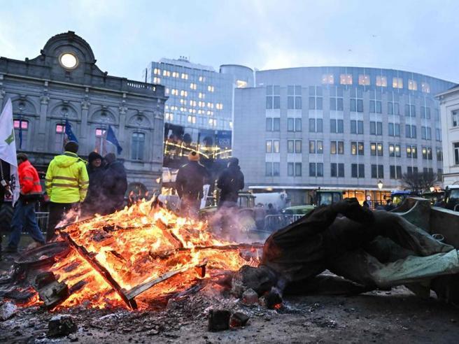 Mille trattori per le strade di Bruxelles, protesta nel giorno del Consiglio Ue
