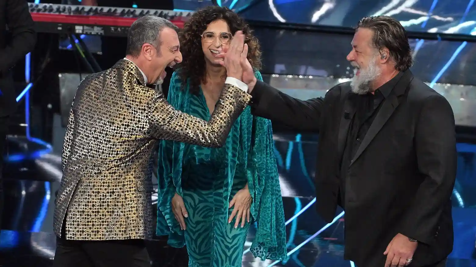 Sanremo 2024, Russell Crowe show: l’anti-Travolta si prende l’Ariston