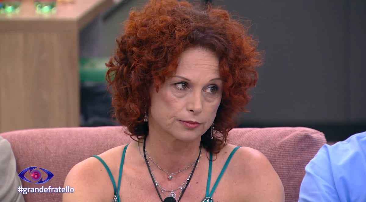 Non c’è pace per Beatrice Luzzi al Grande Fratello e partono frecciatine “censurate” agli autori