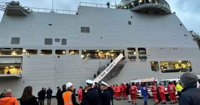 Bambini palestinesi in Italia, sbarcata a La Spezia la nave Vulcano con 18 famiglie