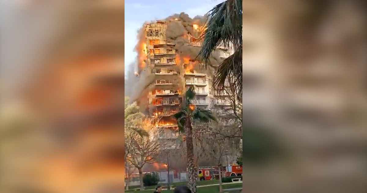 Valencia, enorme incendio in un palazzo di 14 piani: “Ci sono persone intrappolate dentro”
