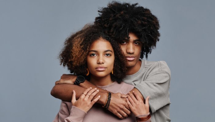 La discriminazione sui capelli esiste ancora (soprattutto quelli afro): in Francia la proposta di legge