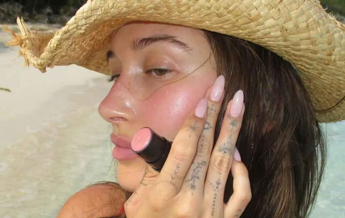 Hailey Bieber ha rivelato la prossima uscita makeup di Rhode (e potrebbe essere un blush)