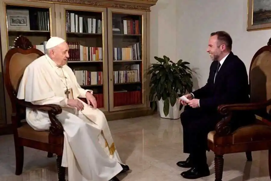 Papa Francesco e Ragona in testa alla classifica dei libri più venduti della settimana, fonte agrigentonotizie.it