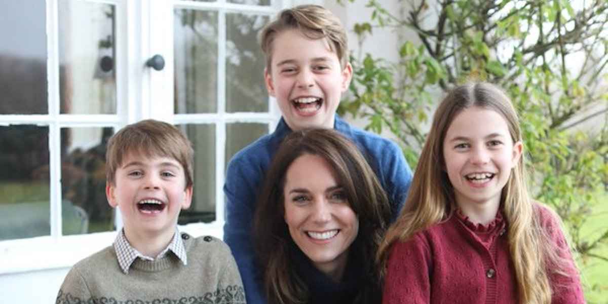 Kate Middleton e la foto con figli ritoccata: le agenzie la ritirano, poi arrivano scuse