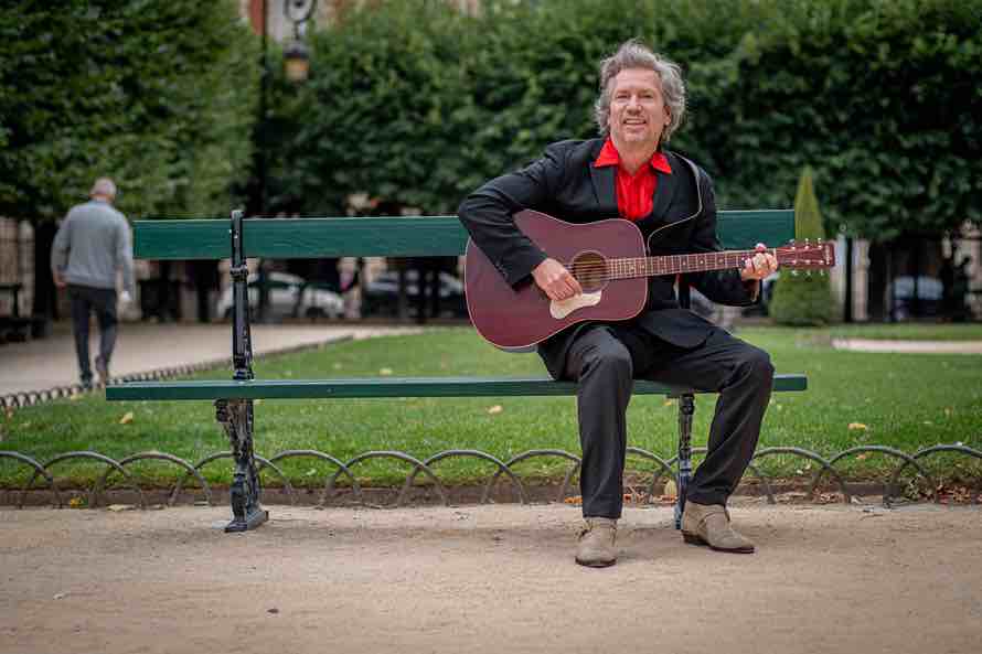 Mauro Repetto porta gli 883 nei teatri con il tour “Alla ricerca dell’uomo ragno” Mauro Repetto nei teatri con la storia degli 883