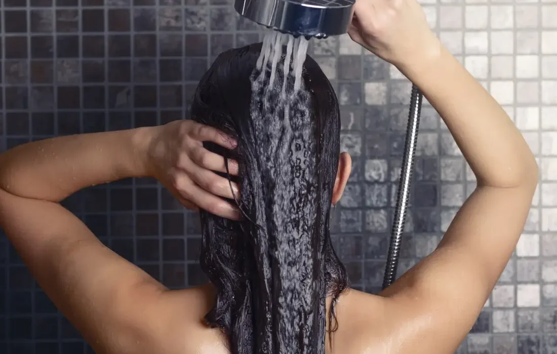Risciacquo acido, il metodo per proteggere i capelli da calcare e smog Risciacquo acido © green me
