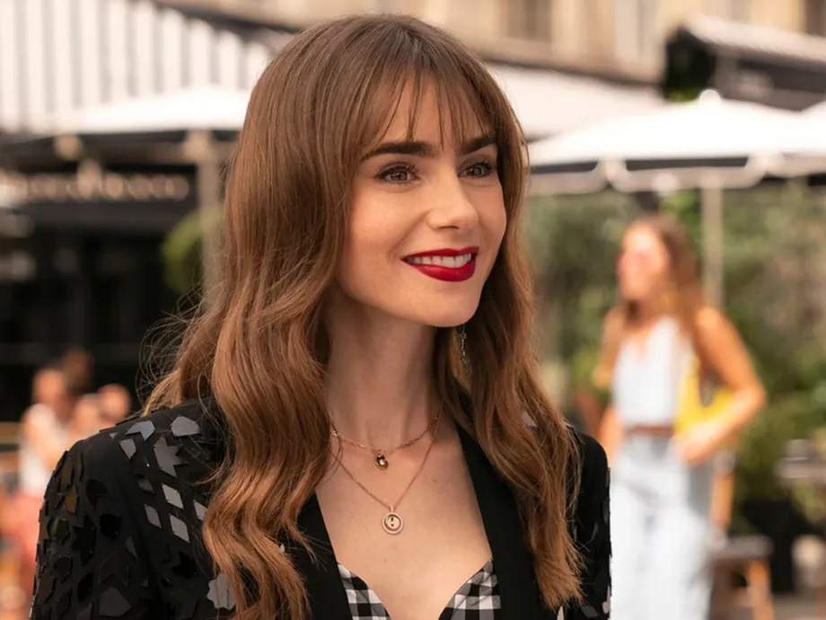 Lily Collins ha lanciato il trend dei pantaloni a palazzo floreali per la primavera alla sfilata di Saint Laurent