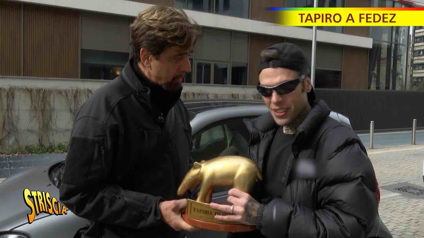 “Striscia la notizia”, stasera un nuovo tapiro per Fedez dopo lo stop di “muschio Selvaggio” Striscia la notizia, stasera un nuovo tapiro per Fedez dopo lo stop di Muschio Selvaggio