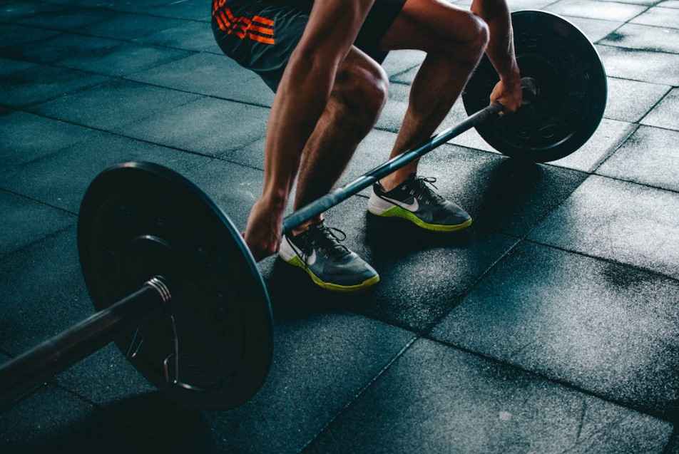 Le 5 attrezzature da palestra per allenarti in casa a cui non dovresti rinunciare nel 2024