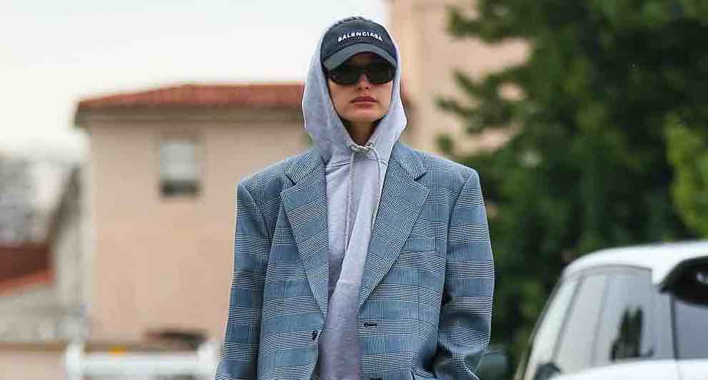 6 Tendenze della Moda Che Puoi Seguire Spendendo Meno Usando i Codici Promozionali Blazer Oversize, Hailey Bieber - Ph © Getty Images