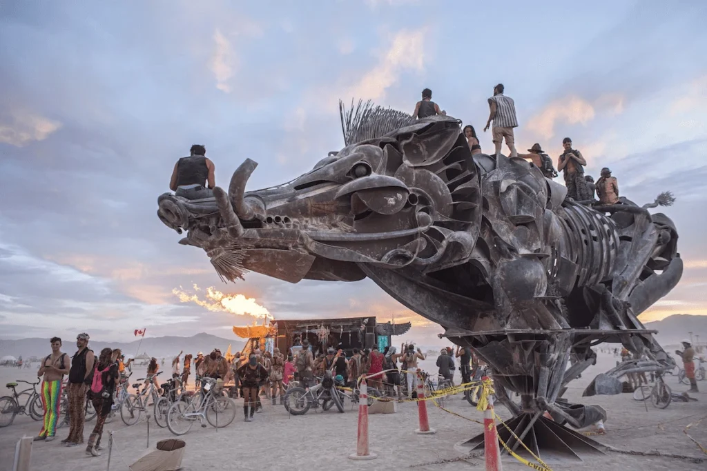 immagine del rito burning man, cinghiale gigante con persone