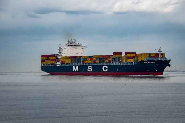 Houthi colpiscono portacontainer Msc, fuoco a bordo