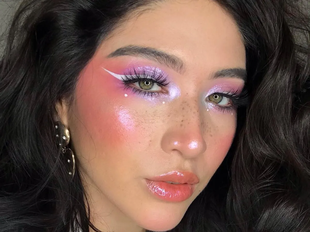 Le cinque tendenze beauty dell’estate 2024 più virali che speriamo non passino di moda glazed blush color pop © lifestyle asia