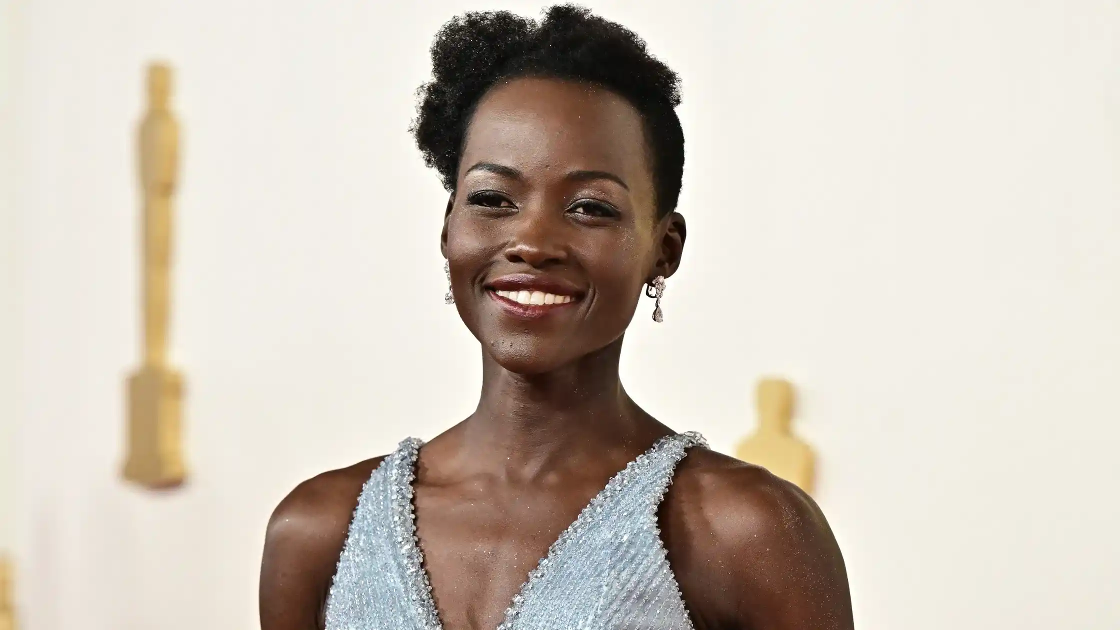 Lupita Nyong’o agli Oscar 2024 ha riportato in trend il full body highlighter degli anni 2000