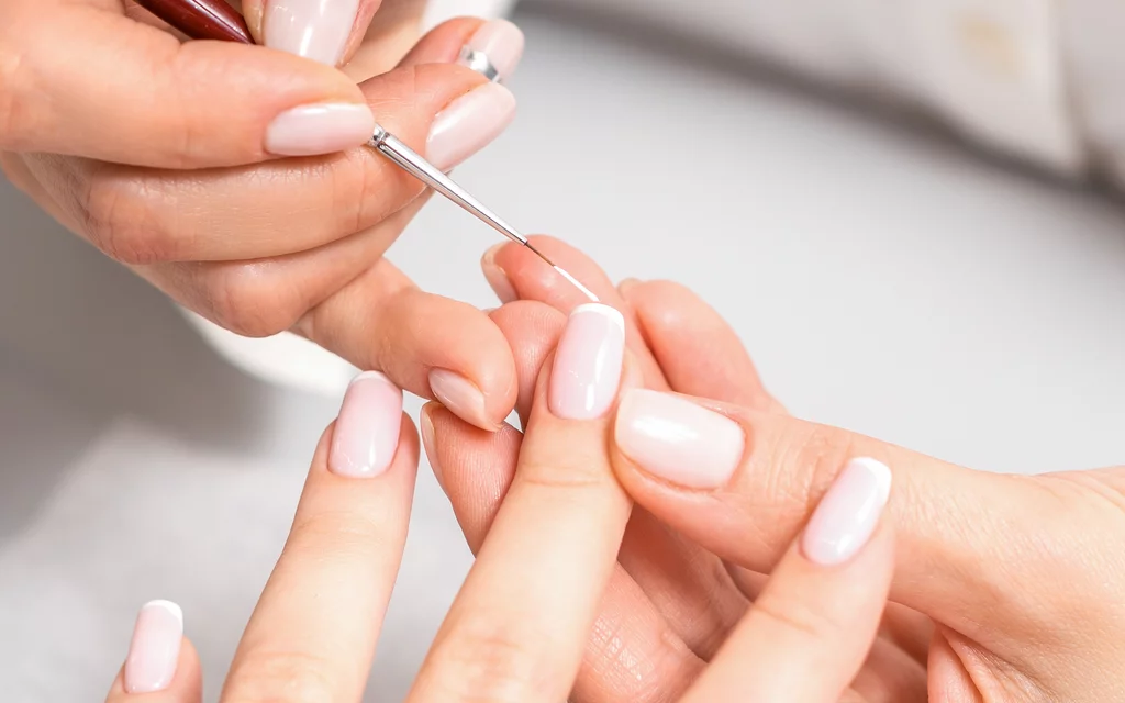 La micro french è il nuovo trend nails primavera 2024 che stavamo tutti aspettando