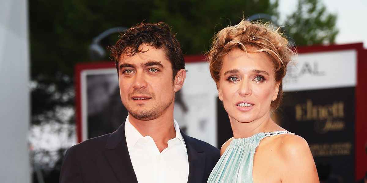 Valeria Golino e Angharad Wood, chi sono le ex fidanzate di Riccardo Scamarcio e la figlia Emily: “Sono stato un testa di c***o”