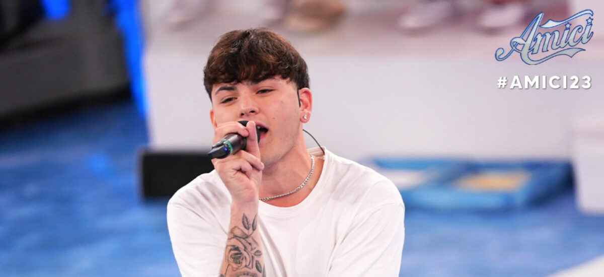 Chi è Petit, il cantante e nipote di Nadia Rinaldi al serale di Amici
