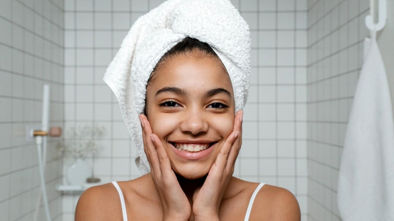 Vietare (alcuni) prodotti skincare ai minori potrebbe salvarli dagli standard malsani di bellezza?