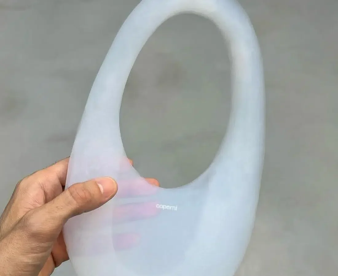 Coperni realizza la Air Swipe, la borsa fatta di aria (letteralmente) air swipe coperni © soldoutservice