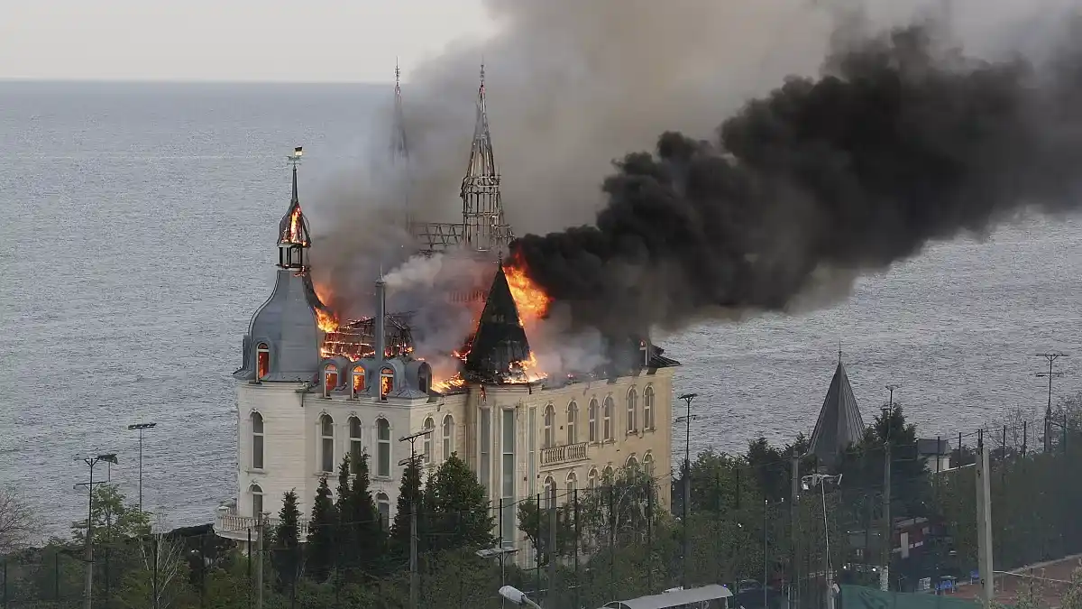 Ucraina, missili su Odessa, brucia il castello di Harry Potter