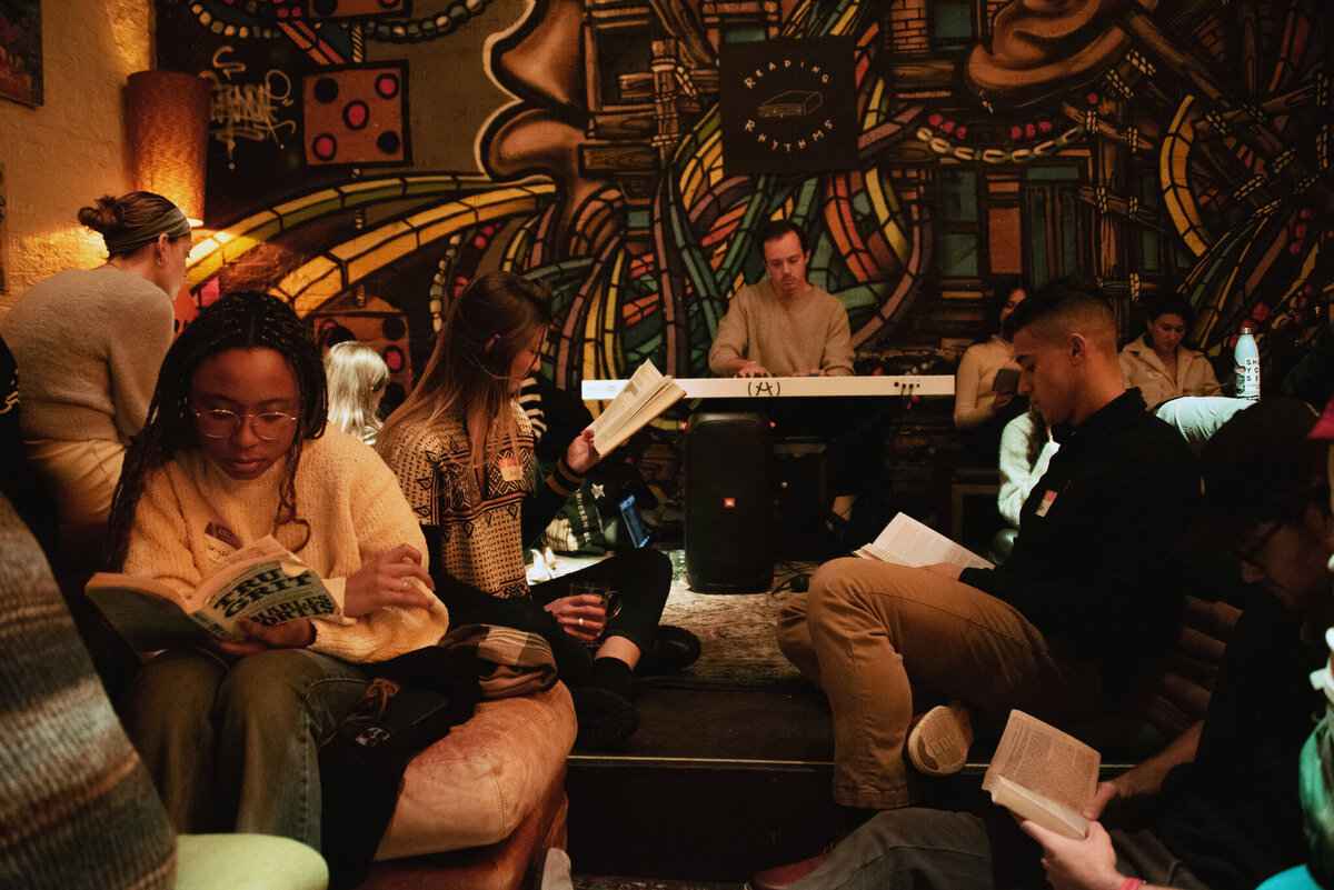 A New York stanno spopolando i reading party, le feste letterarie in cui ci si incontra per leggere e dove sono proibiti gli smartphone