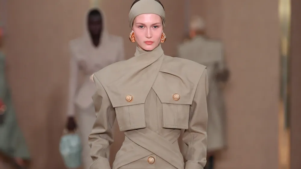 Le spalline anni 80 sono tornate di moda, e a dircelo sono gli stilisti dell’haute couture