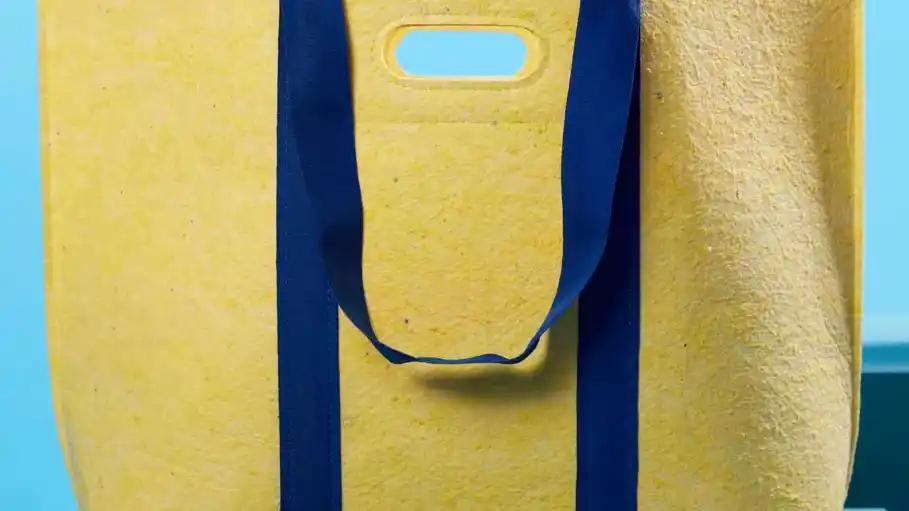 Ikea ha lanciato una nuova linea di borse e articoli per la casa ricavati dalle uniformi riciclate