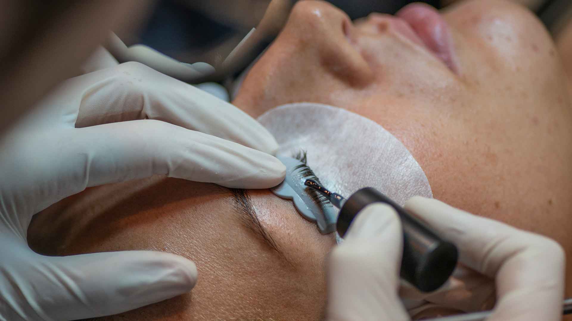 Laminazione delle ciglia: cos’è e come dovrebbe essere fatta
